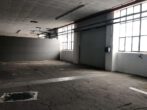 Geräumiges Lager mit Sektionaltor im Gewerbegebiet - Bild
