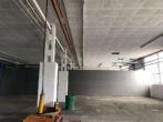 Geräumiges Lager mit Sektionaltor im Gewerbegebiet - Bild